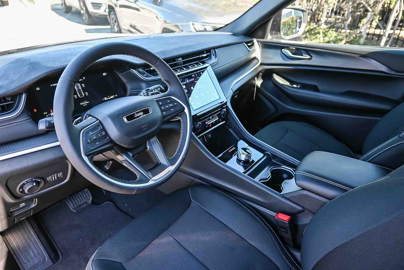 2025 Jeep Grand Cherokee GRAND CHEROKEE LAREDO 4X2