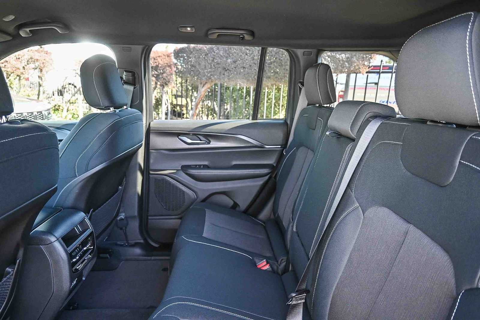 2025 Jeep Grand Cherokee GRAND CHEROKEE LAREDO 4X2