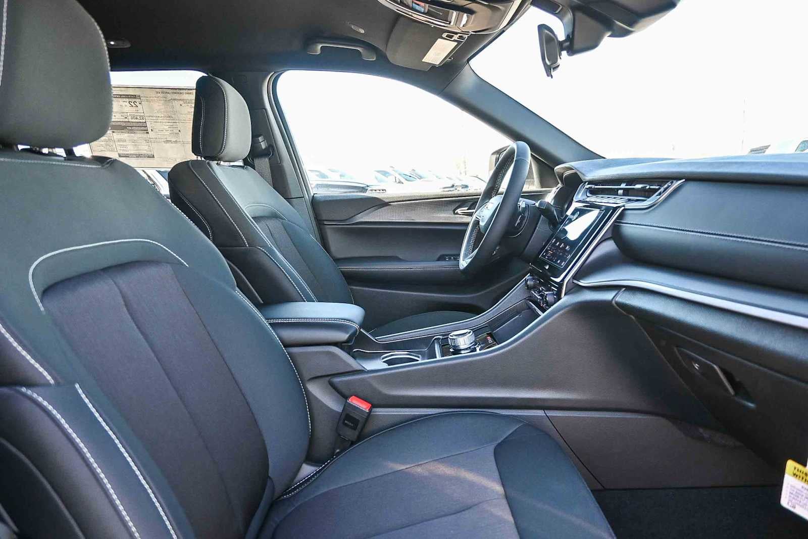 2025 Jeep Grand Cherokee GRAND CHEROKEE LAREDO 4X2