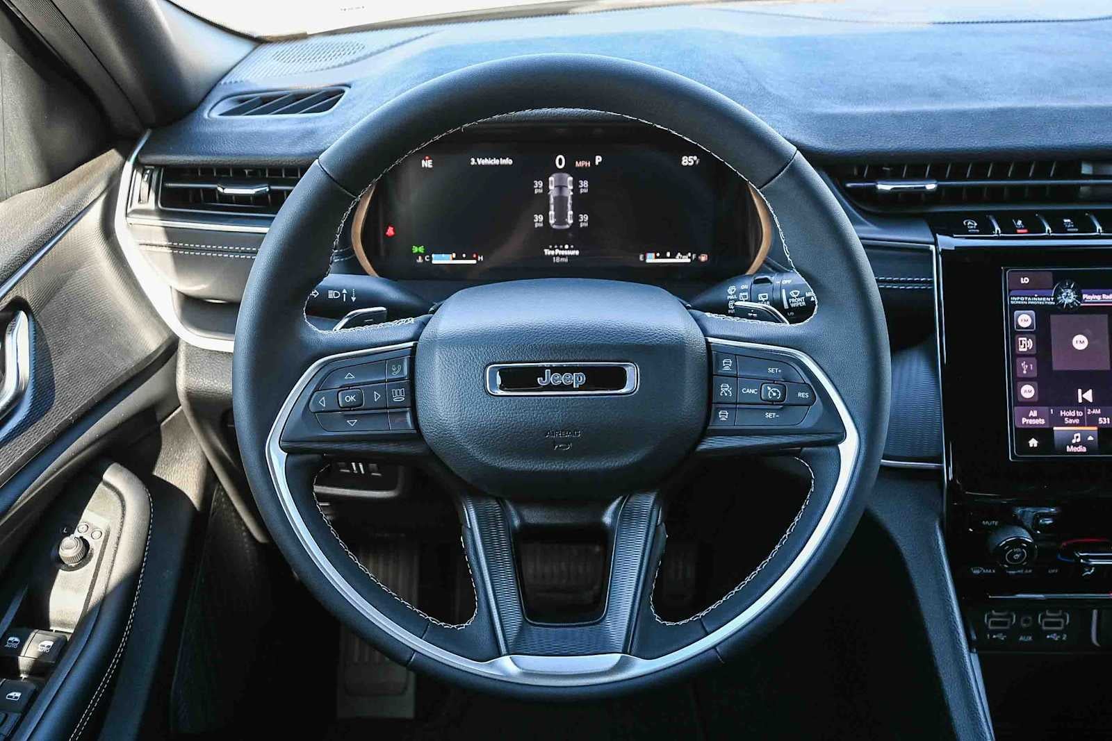 2025 Jeep Grand Cherokee GRAND CHEROKEE LAREDO 4X2