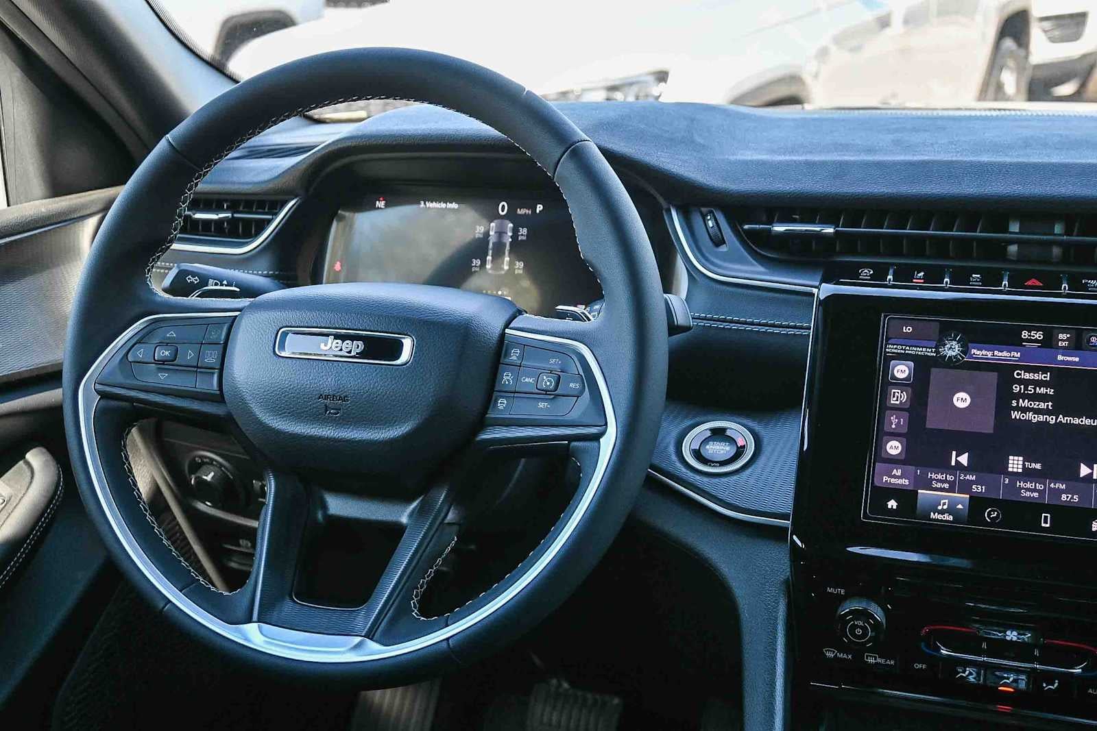 2025 Jeep Grand Cherokee GRAND CHEROKEE LAREDO 4X2