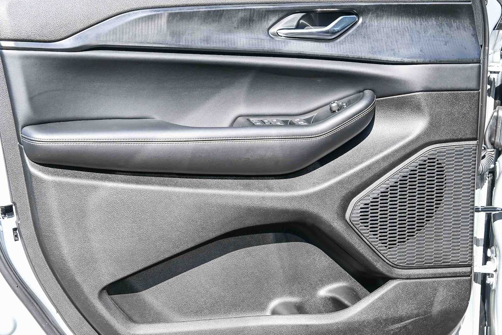 2025 Jeep Grand Cherokee GRAND CHEROKEE LAREDO 4X2