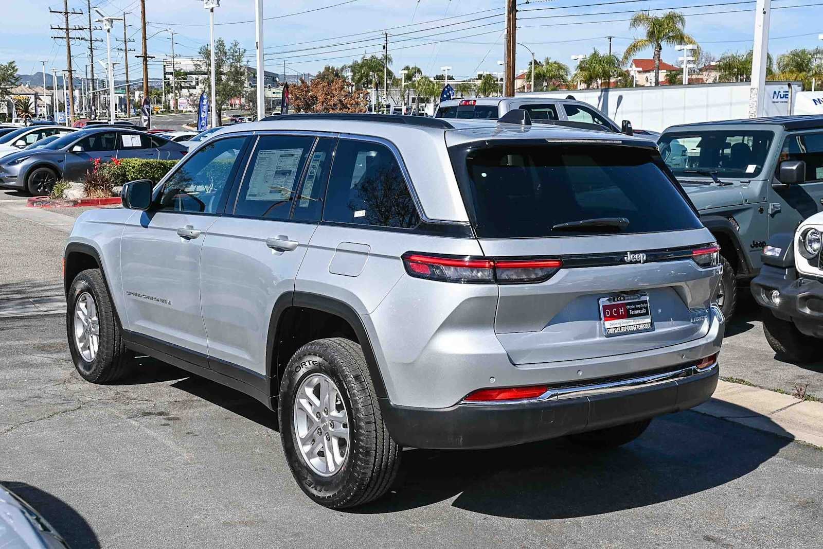 2025 Jeep Grand Cherokee GRAND CHEROKEE LAREDO 4X2