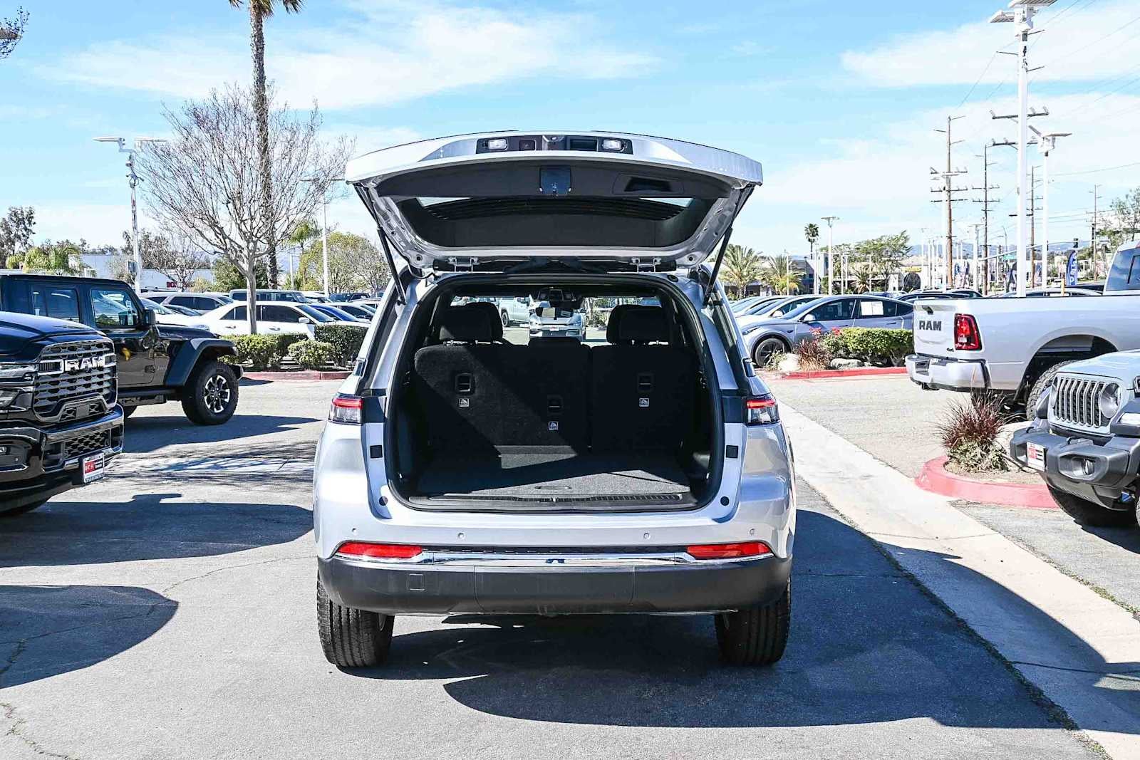 2025 Jeep Grand Cherokee GRAND CHEROKEE LAREDO 4X2