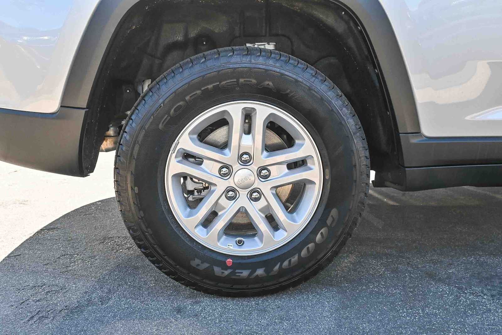 2025 Jeep Grand Cherokee GRAND CHEROKEE LAREDO 4X2