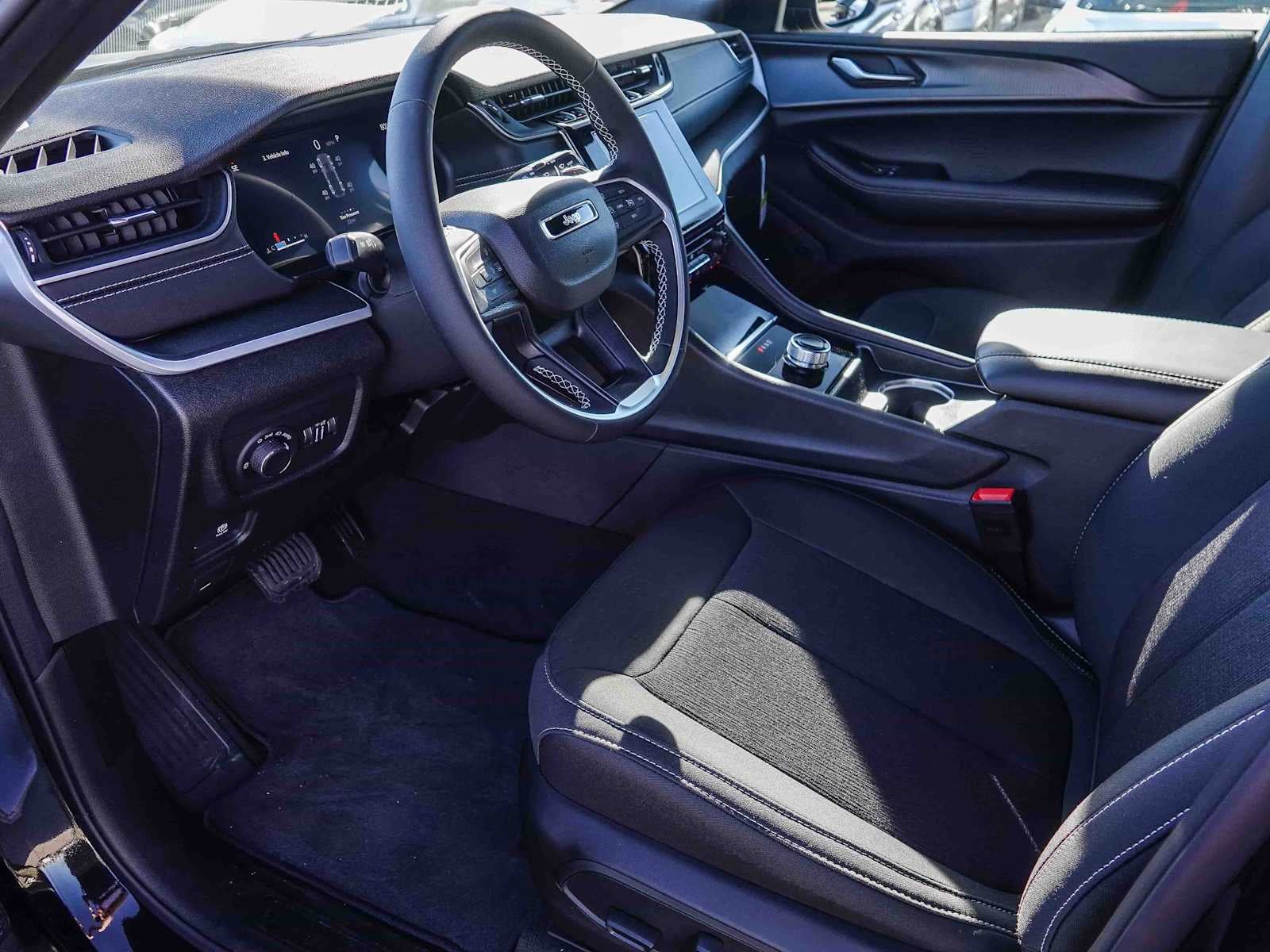 2025 Jeep Grand Cherokee GRAND CHEROKEE LAREDO X 4X4