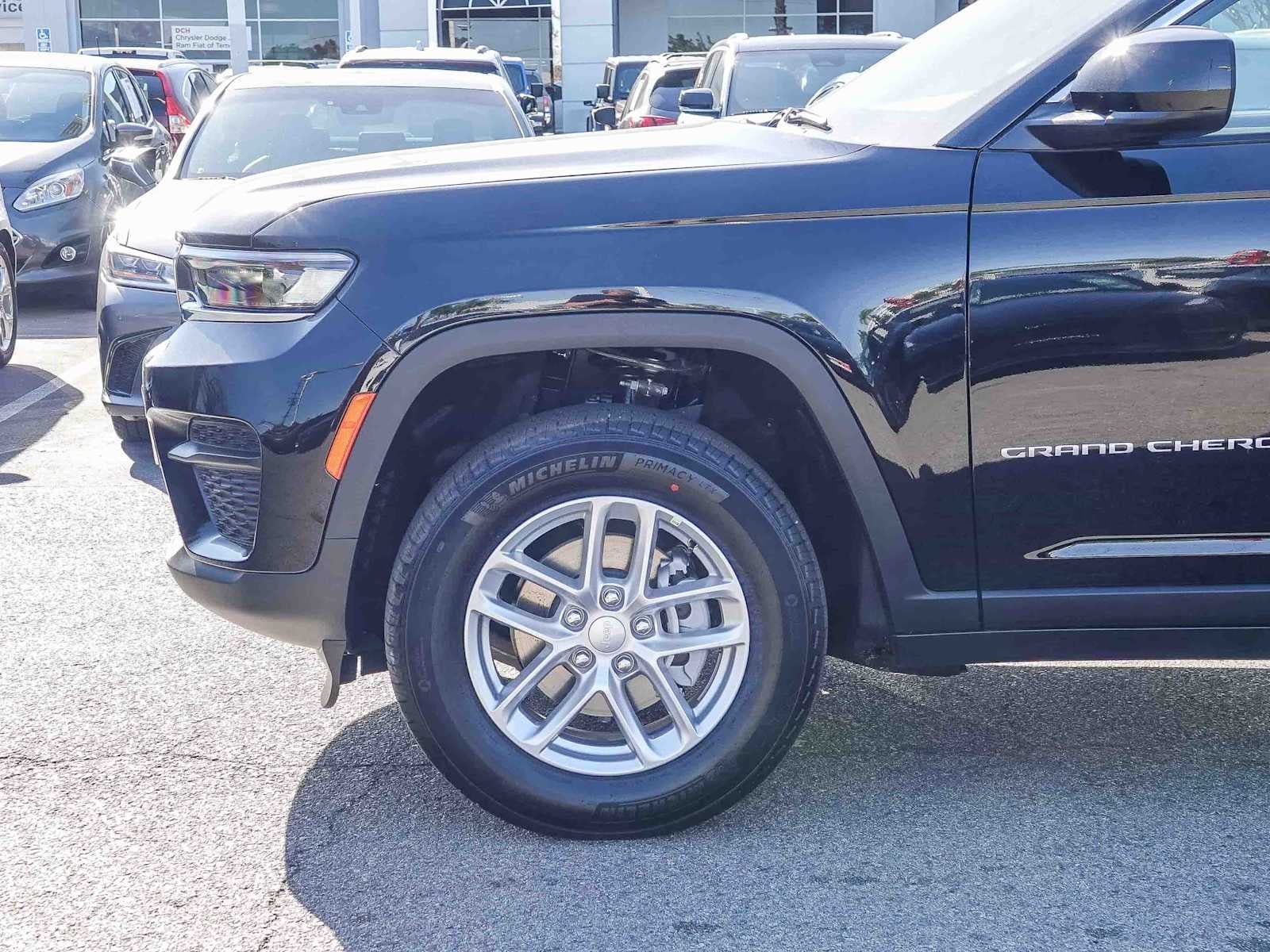 2025 Jeep Grand Cherokee GRAND CHEROKEE LAREDO X 4X4