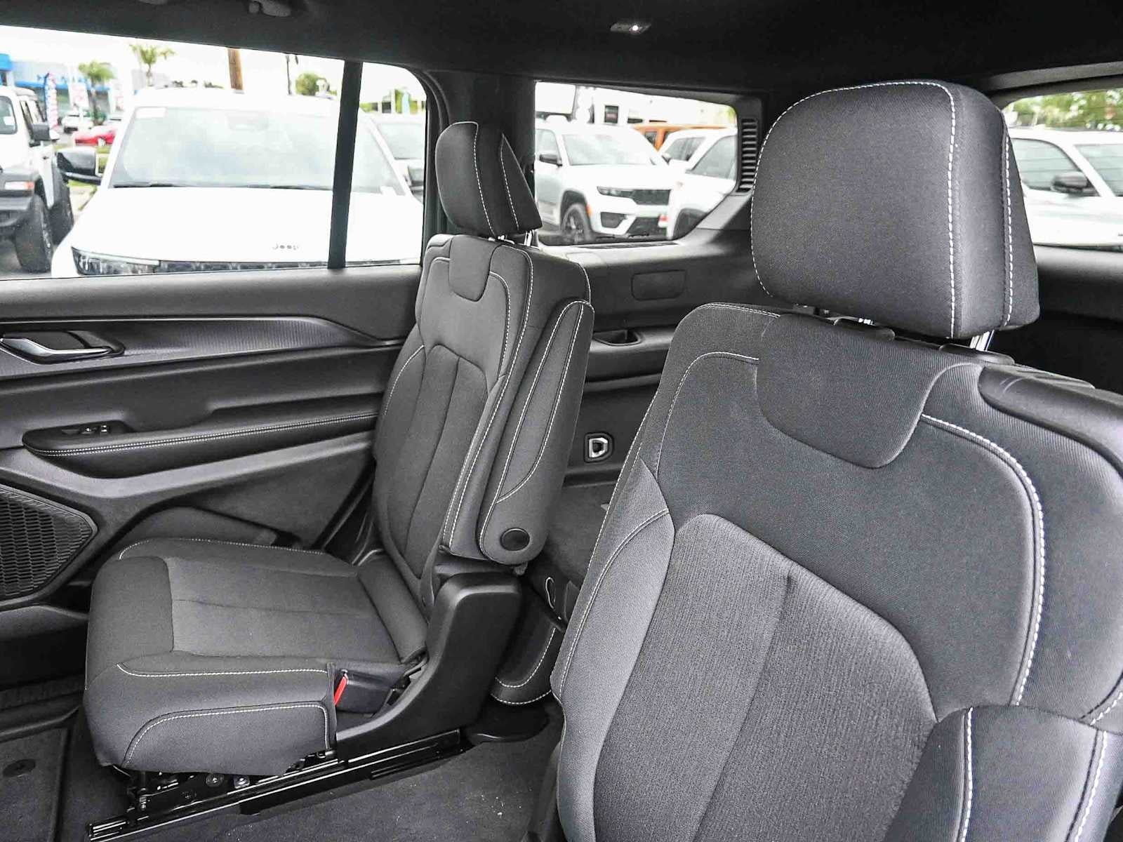 2025 Jeep Grand Cherokee L GRAND CHEROKEE L LAREDO X 4X2